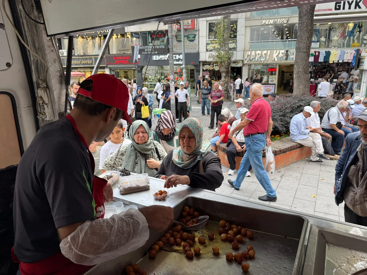 Hayır lokması dağıtımında sıcak lokmaların misafirlere servisi
