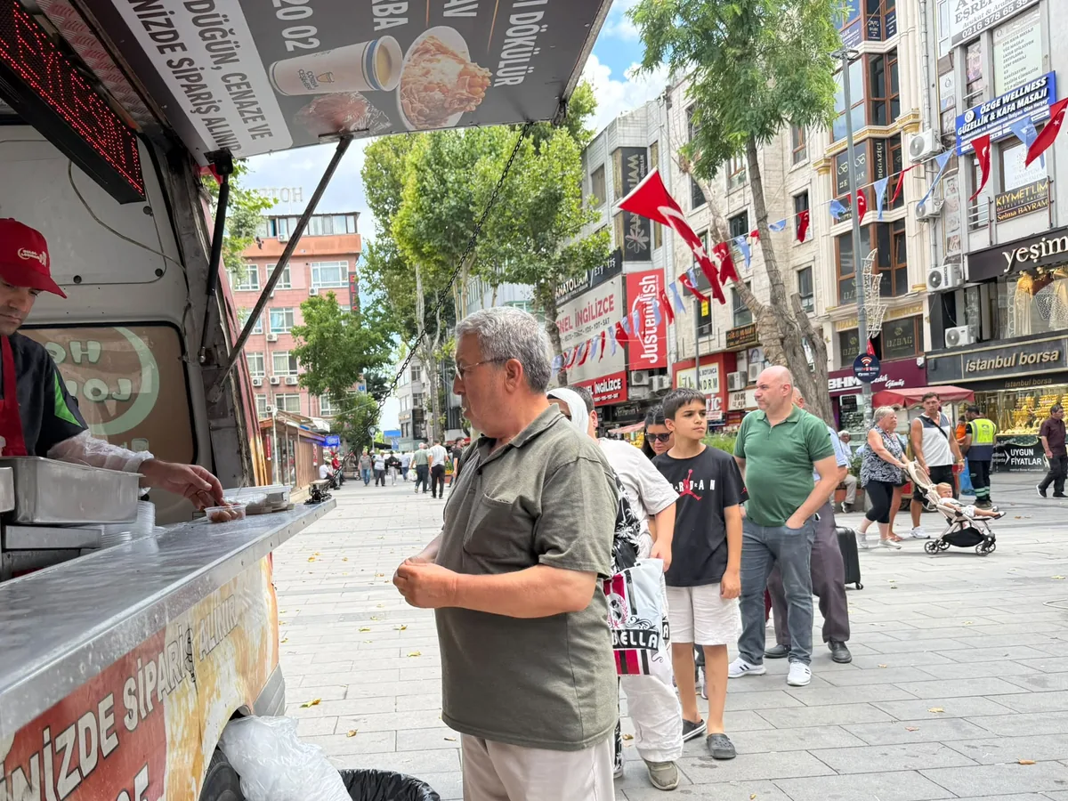 Mobil lokma aracından sıcak hayır lokması servisi