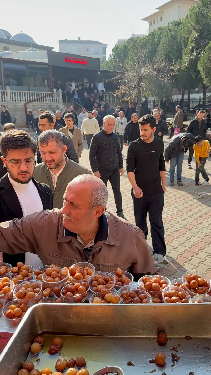 Şile cami çıkışı hayır lokması dağıtımı