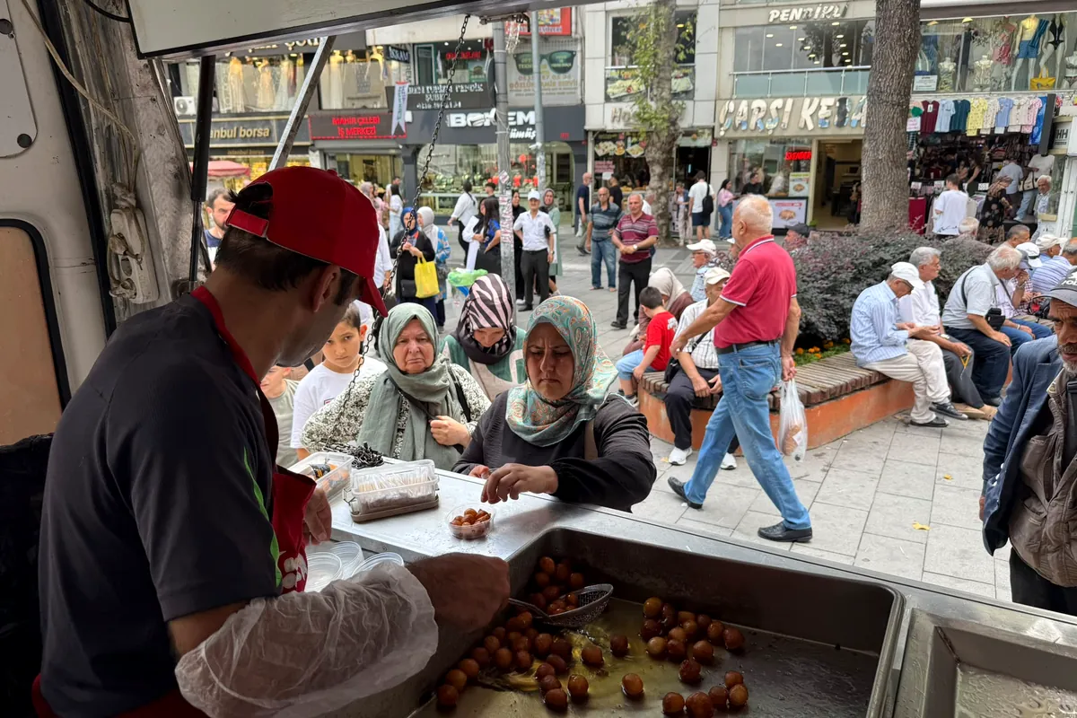 Pendik cami çevresinde hayır lokması dağıtımı