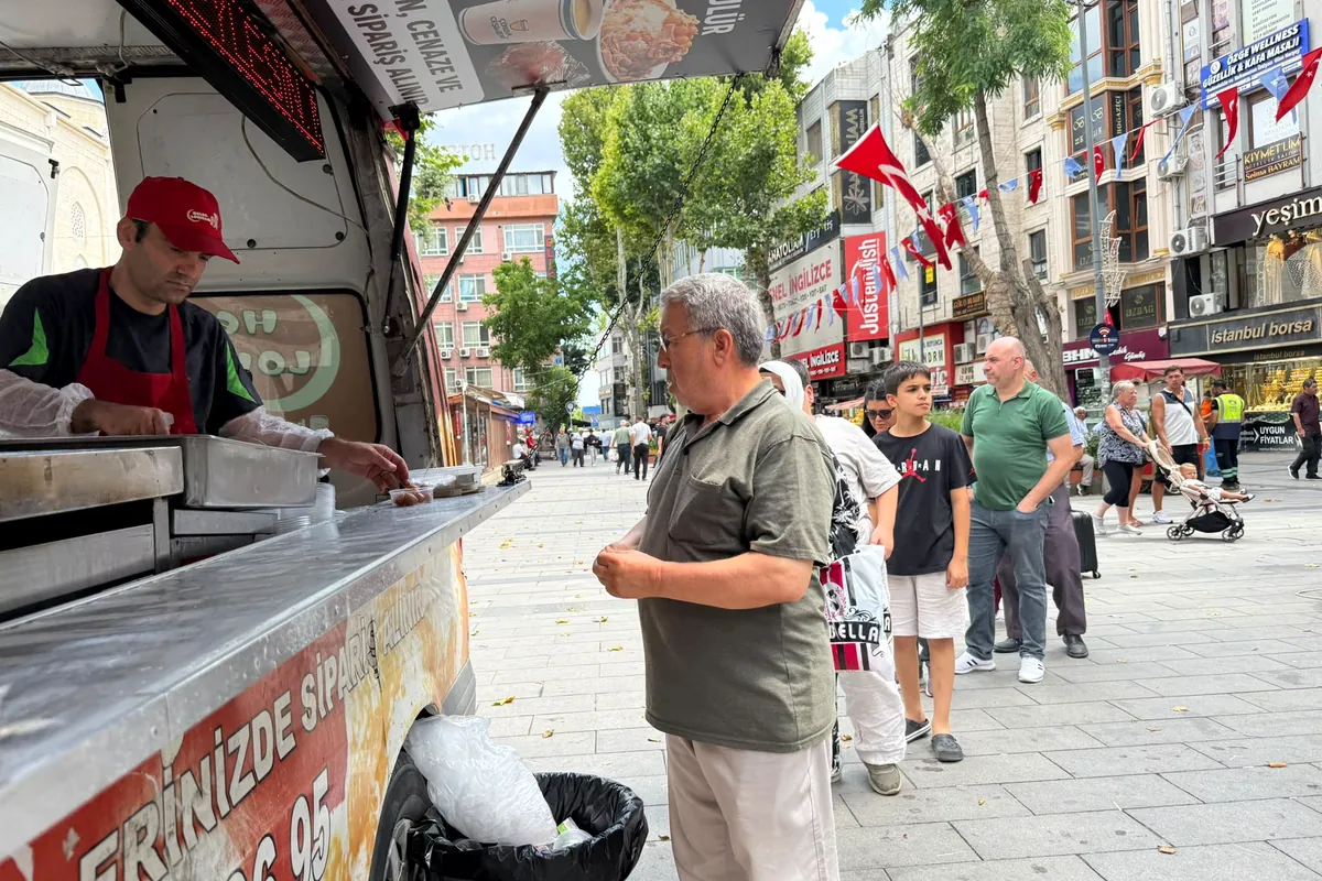 Pendik çarşı ve meydan bölgesinde hayır lokması dağıtımı