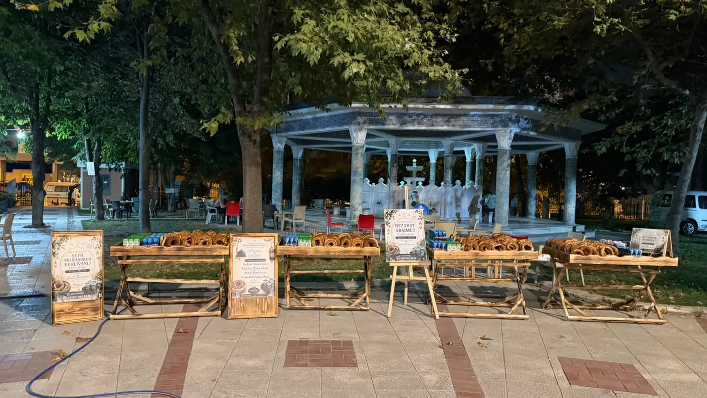 İstanbul'da isimli afişlerle hayır simidi ve içecek dağıtım tezgâhları
