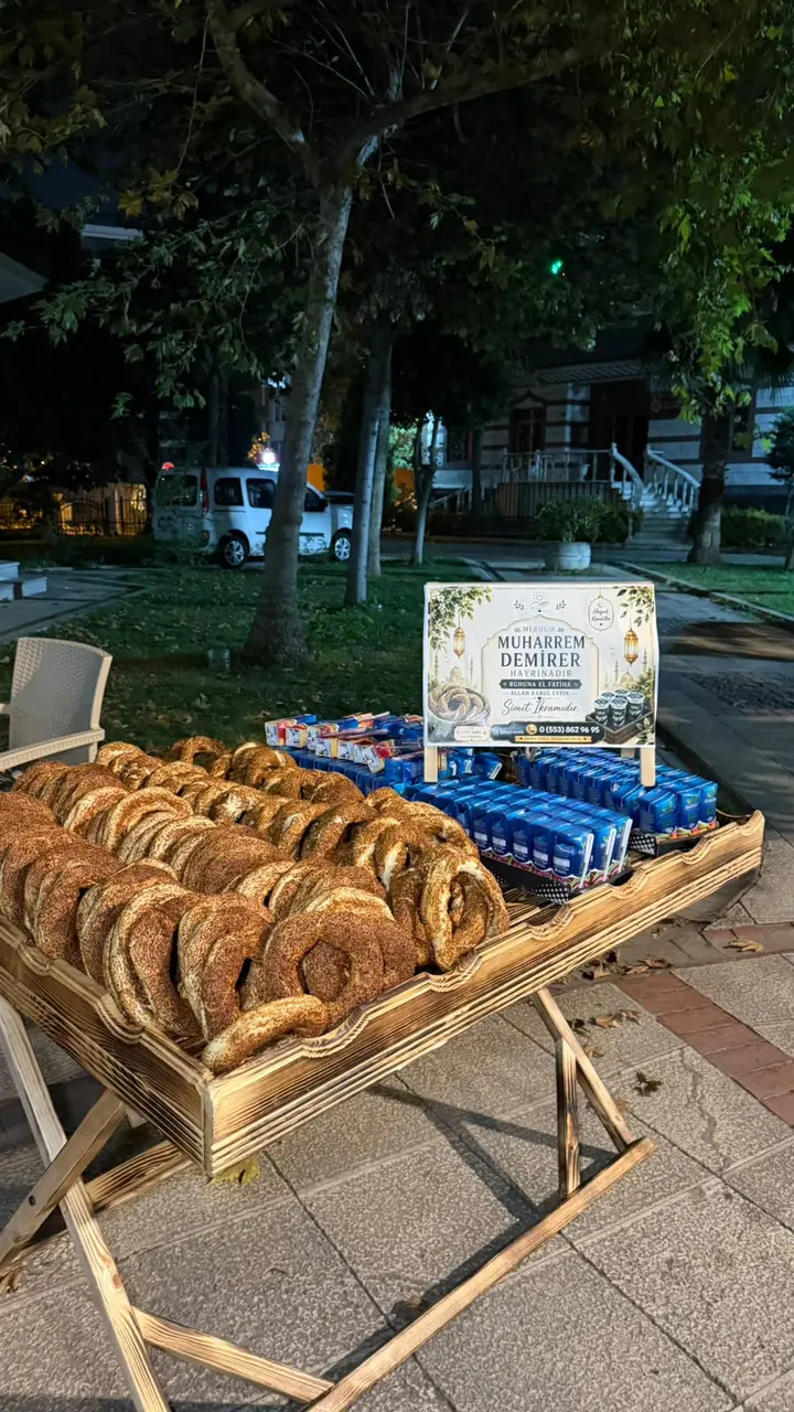 İsimli afişle simit ve meyve suyu hayrı