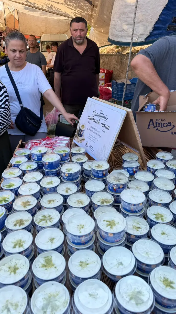 İstanbul hayır dağıtımında bardak ayran ikramı