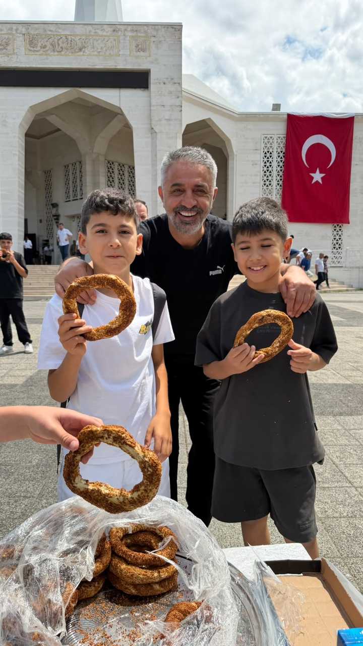 Çocuklara hayır simidi ikramı İstanbul