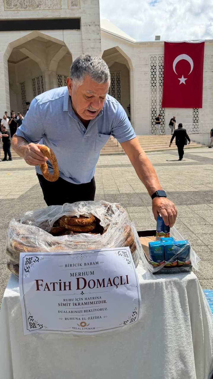 Merhum hayrına simit ve meyve suyu dağıtımı