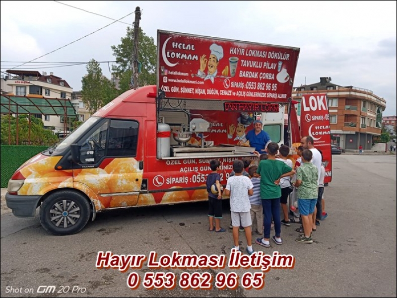 Cami Önü ve Cuma Namazı Çıkışı Lokma Dağıtımı